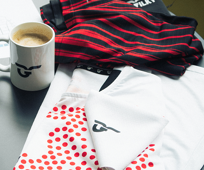 Junge Fußballmannschaft feiert zusammen mit ihrem Trainer und legt die Hände in die Mitte.